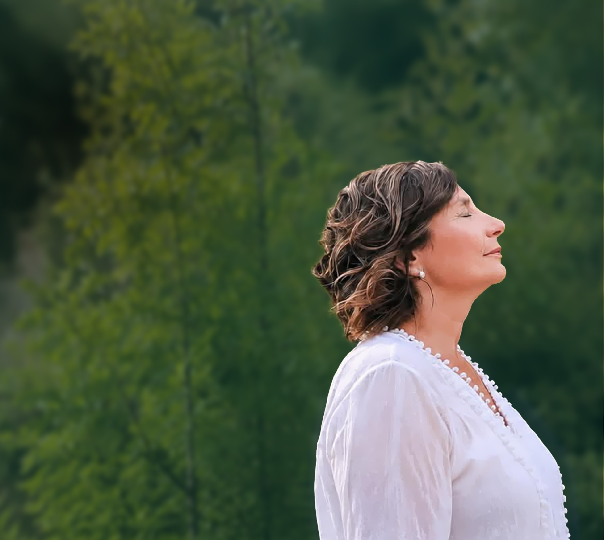 Mujer de blanco en la naturaleza