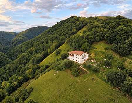Mokorreko Borda entre los bosques y montañas de Etxalar, Navarra